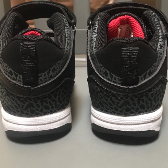 Baby Boy Sneakers size 7 - Picture 5 of 6